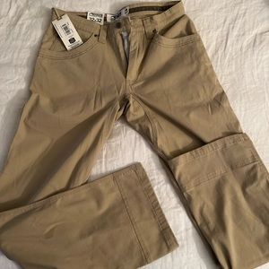 Mens 32X32 Mountain Khaki Pants Tan NWT Never Worn